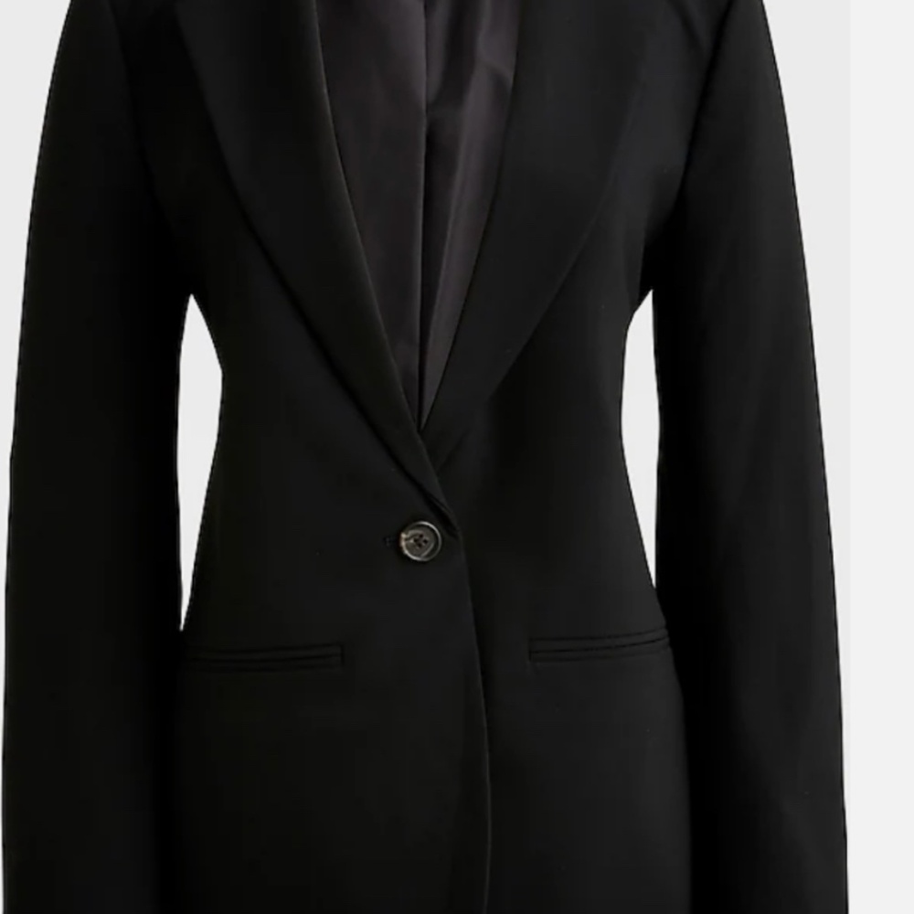 One-button dress Blazer Notch collar. Welt pockets.